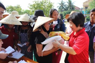 TẬP ĐOÀN HÀ ĐÔ ỦNG HỘ ĐỒNG BÀO BỊ THIỆT HẠI DO LŨ LỤT MIỀN TRUNG