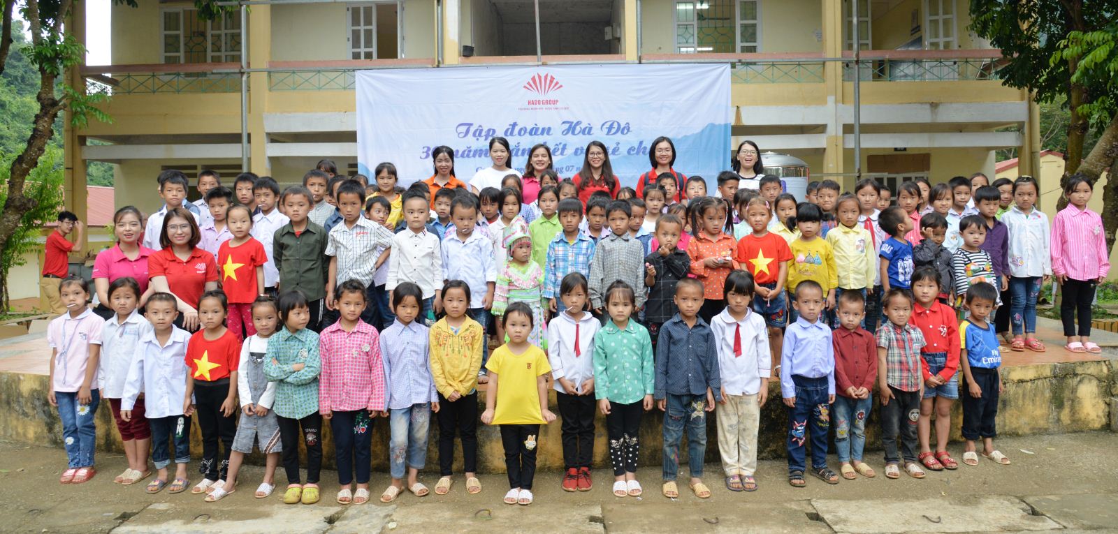 Tập đoàn Hà Đô – 30 năm gắn kết sẻ chia: Trao quà cho đồng bào và học sinh nghèo tại huyện Hà Quảng – Cao Bằng