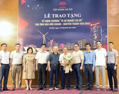 Trao tặng kỷ niệm chương “Vì sự nghiệp Hà Đô” cho ông Đào Hữu Khanh - nguyên Thành viên HĐQT 