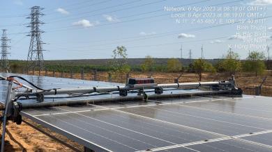 Ứng dụng công nghệ hiện đại với robot làm sạch tấm pin tại Nhà máy điện mặt trời Hồng Phong 4