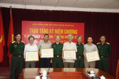 Chủ tịch Tập đoàn đón nhận kỷ niệm chương Vì Sự nghiệp Lao động Thương binh Xã hội