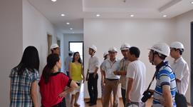 Khách hàng tham quan căn hộ mẫu tại dự án Hado Parkview