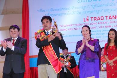  TẬP ĐOÀN HÀ ĐÔ NHẬN GIẢI “THƯƠNG HIỆU NỔI TIẾNG ASEAN ” VÀ “NHÀ QUẢN LÝ XUẤT SẮC THỜI KỲ ĐỔI MỚI”